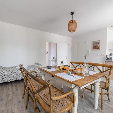 Apartment Bright Flat On Place Carnot